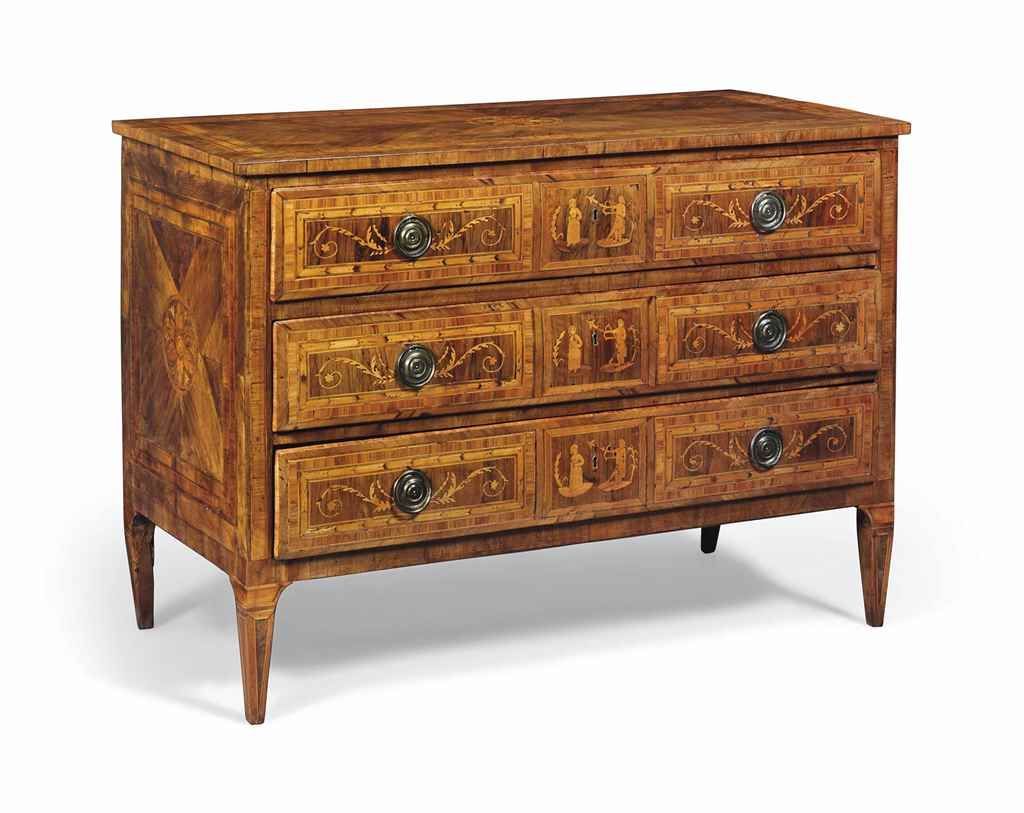 Commode Louis XVI finement marquetée en bois variés